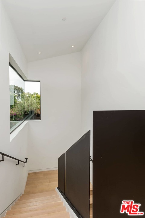 629 Sunset Avenue Venice, CA 90291 - Photo 22 of 31