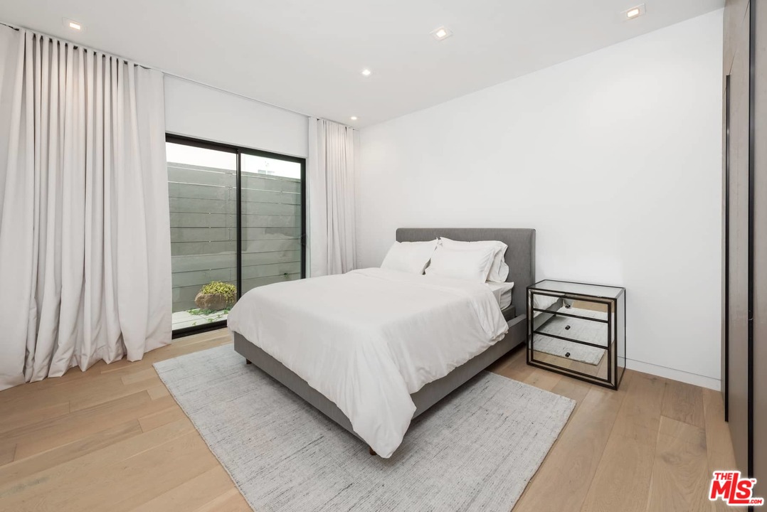 629 Sunset Avenue Venice, CA 90291 - Photo 23 of 31 a bed sitting in a spacious bedroom next to a window