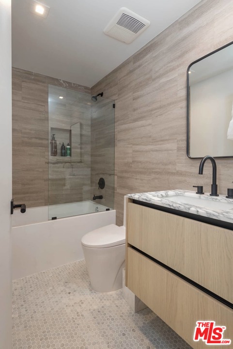629 Sunset Avenue Venice, CA 90291 - Photo 24 of 31 a bathroom with a toilet a sink and bathtub