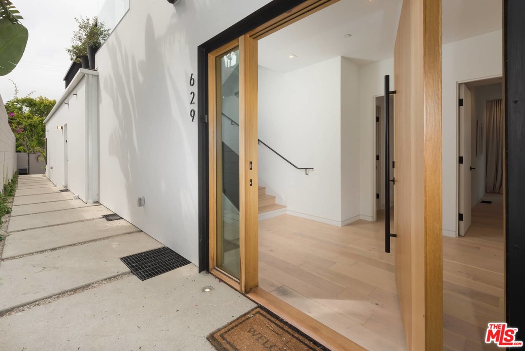 629 Sunset Avenue Venice, CA 90291 - Photo 5 of 31 a view of a bathroom with a glass door