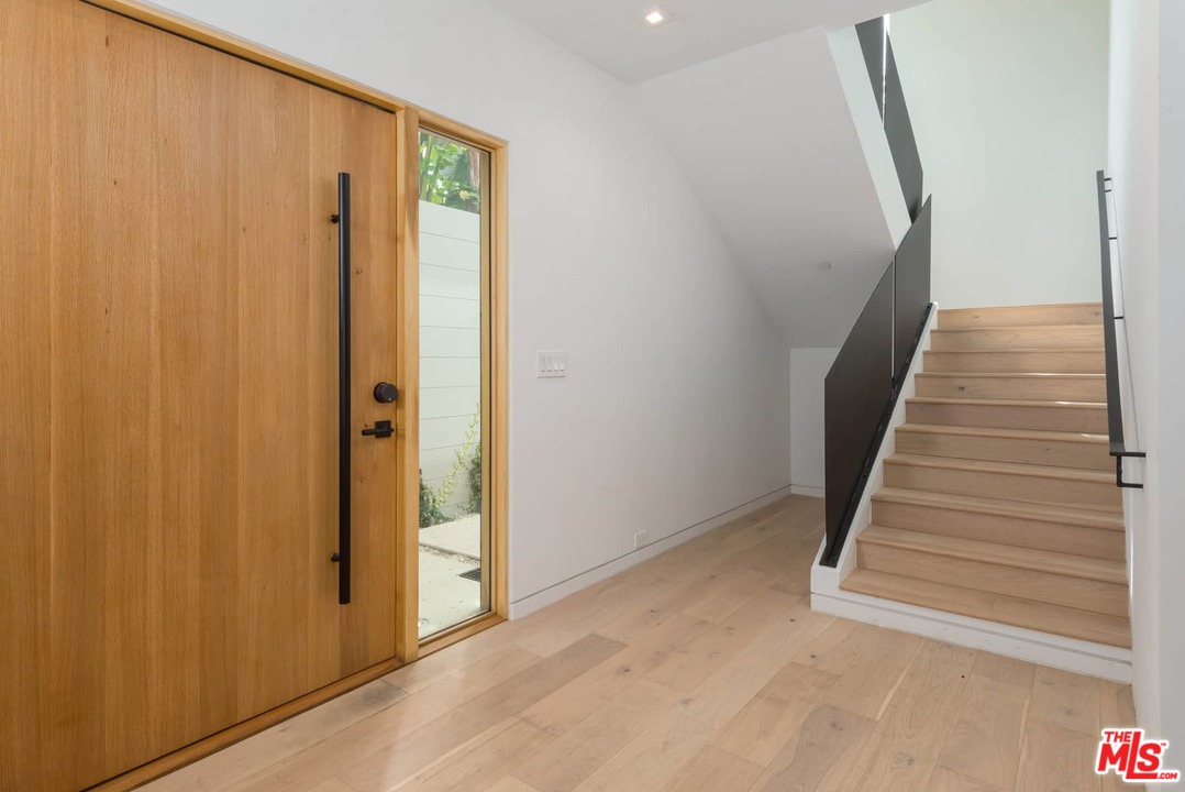 629 Sunset Avenue Venice, CA 90291 - Photo 6 of 31 a view of entryway with wooden floor