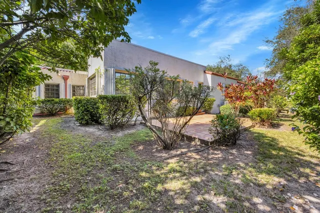 a view of a backyard