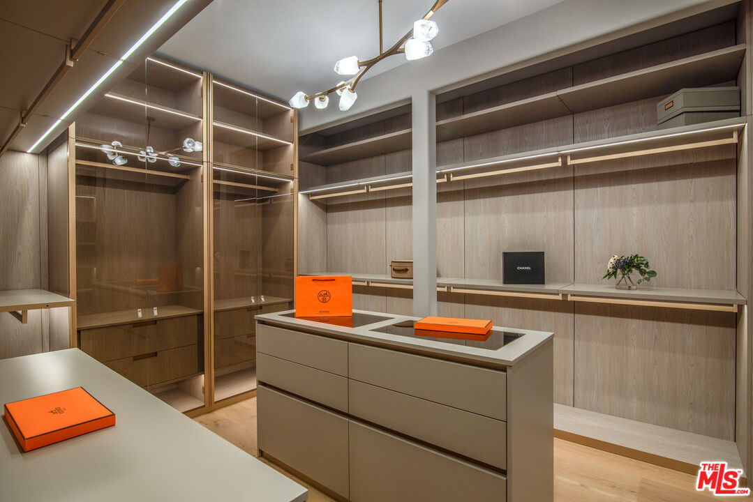 930 North Tigertail Road Los Angeles, CA 90049 - Photo 14 of 26