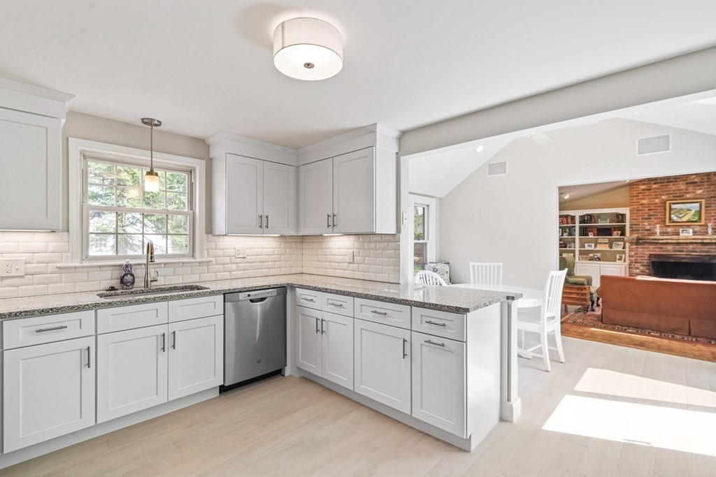 5 Berkeley Road Wellesley, MA 02482 - Photo 3 of 41