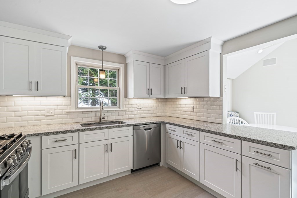5 Berkeley Road Wellesley, MA 02482 - Photo 5 of 41