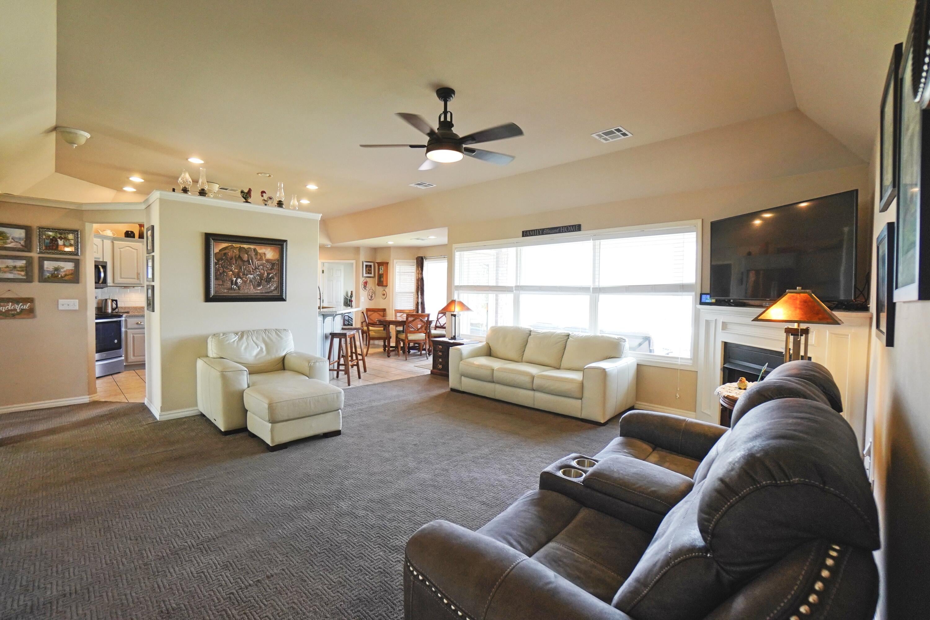 513 Quail Run Road Grove, OK 74344 - Photo 13 of 33 Living Room
