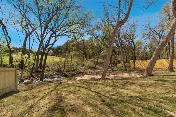 a view of yard with trees