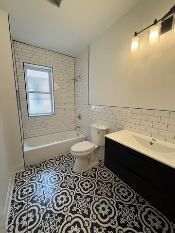 $1,500 | 7841 South Essex Avenue, Unit 2N, Chicago, IL 60649