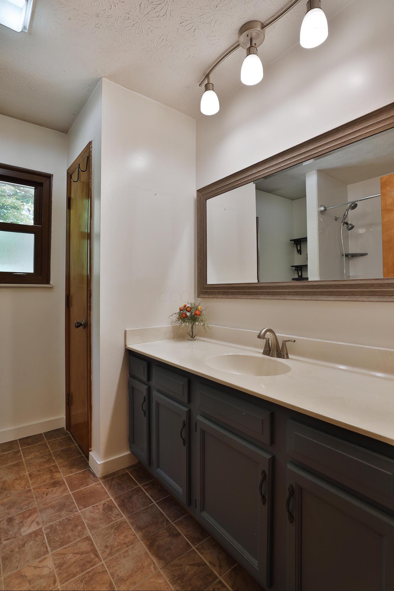 803 Lindenhaven Road Columbus, OH 43230 - Photo 28 of 53 Full Bathroom
