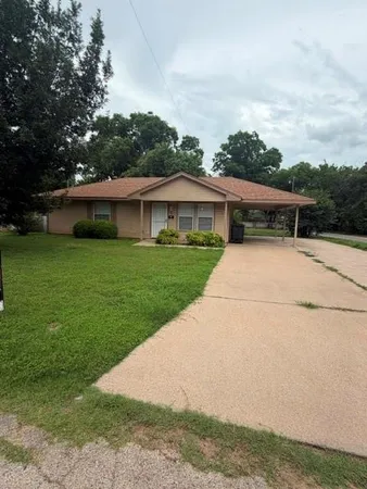 $1,450 | 907 Hodge Street, Cleburne, TX 76033