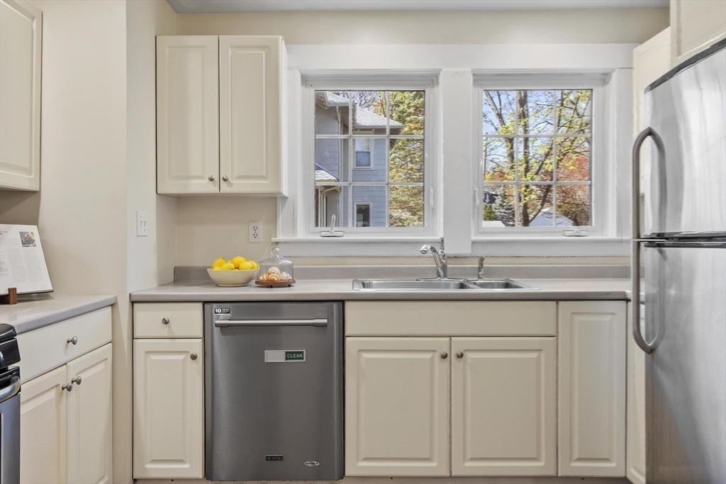 54 Pratt Street Reading, MA 01867 - Photo 11 of 41