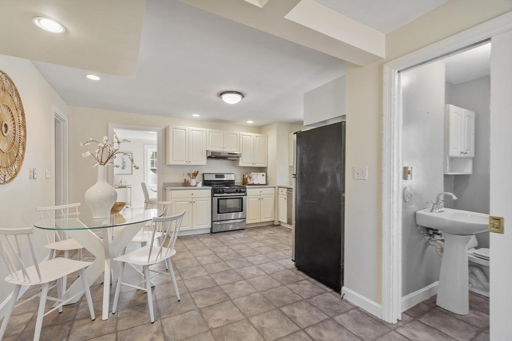 54 Pratt Street Reading, MA 01867 - Photo 13 of 41