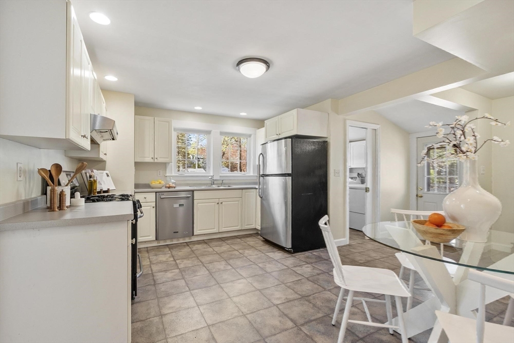 54 Pratt Street Reading, MA 01867 - Photo 9 of 41