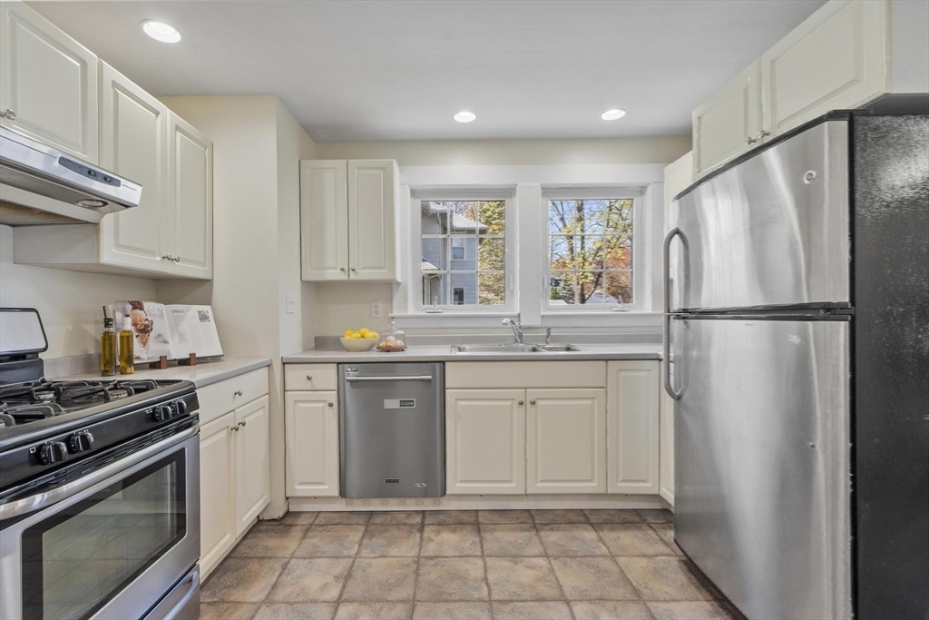 54 Pratt Street Reading, MA 01867 - Photo 10 of 41