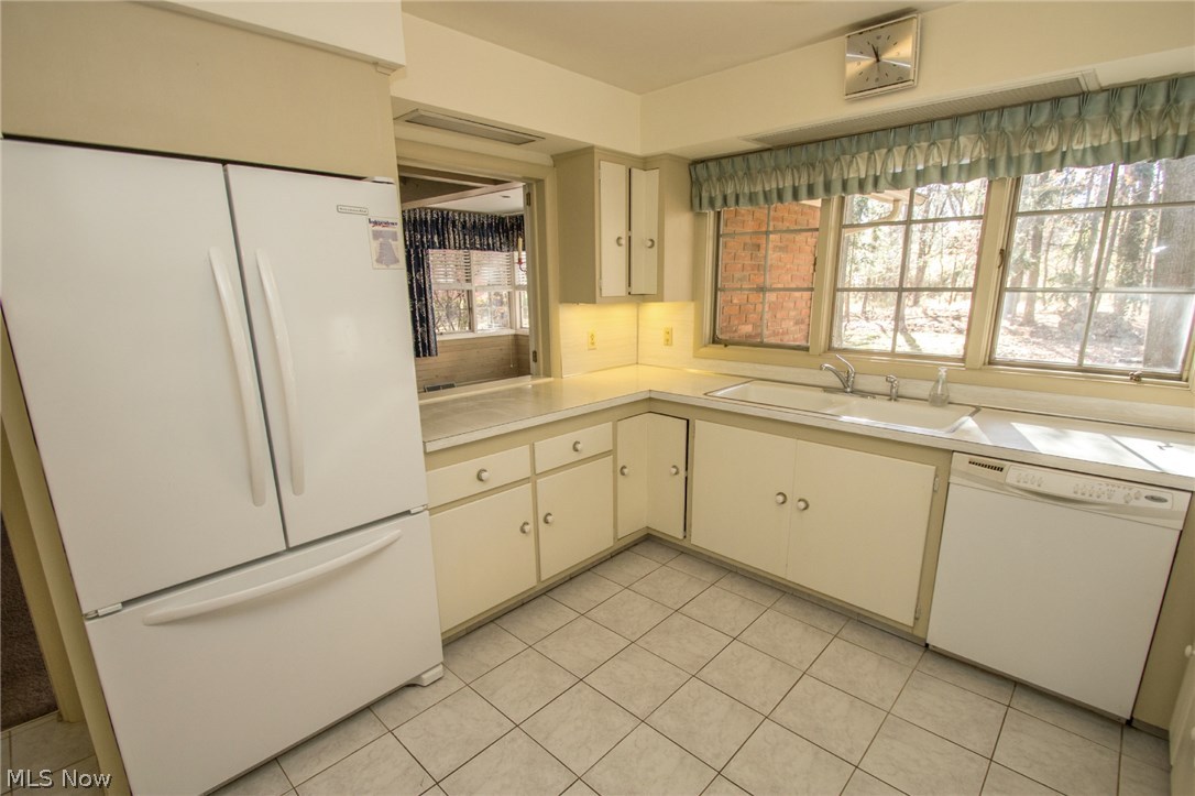 6900 Archwood Road Independence, OH 44131 - Photo 8 of 25 Kitchen