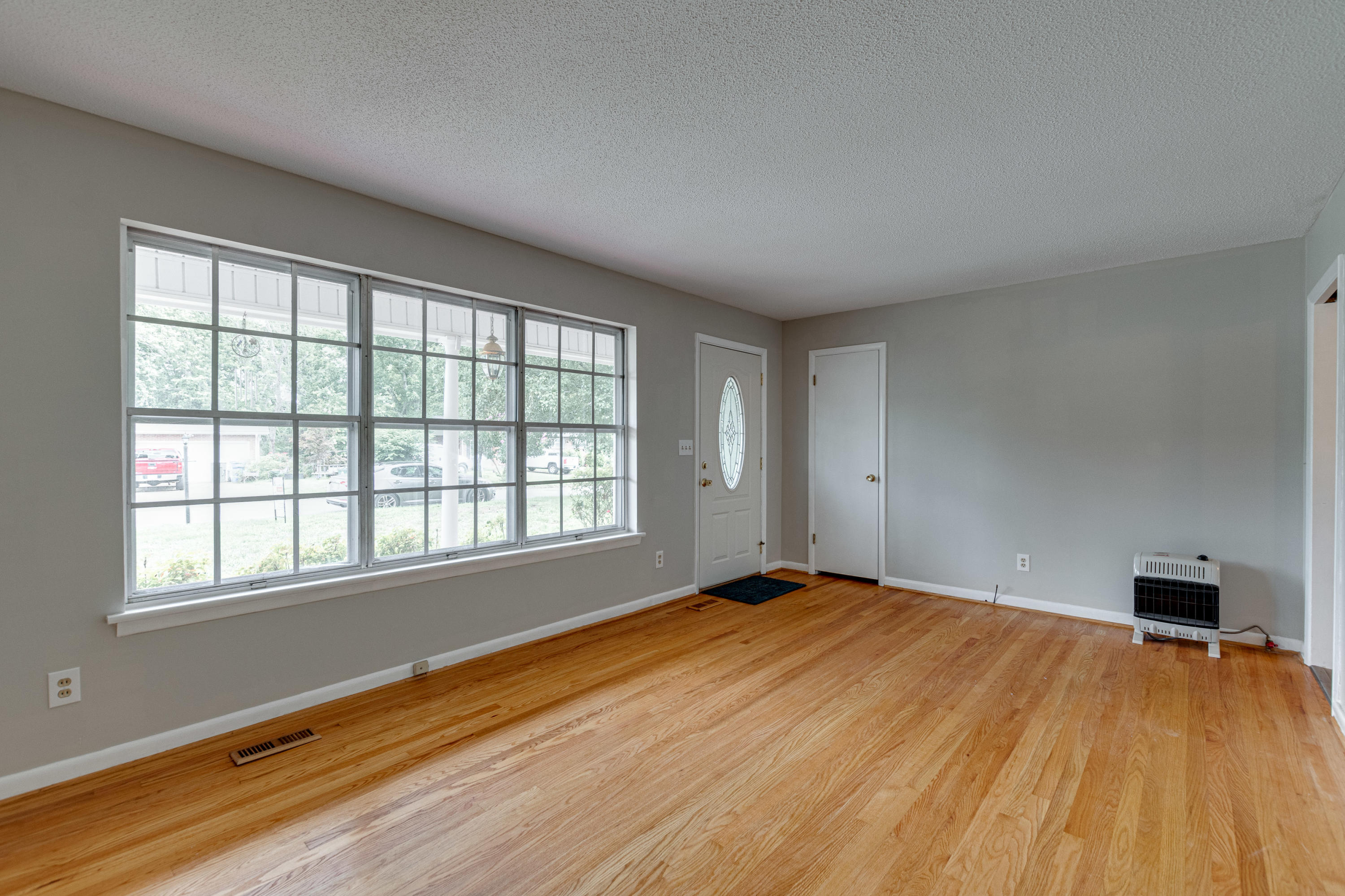 5834 Ragnar Drive Hixson, TN 37343 - Photo 4 of 20 Come on in!