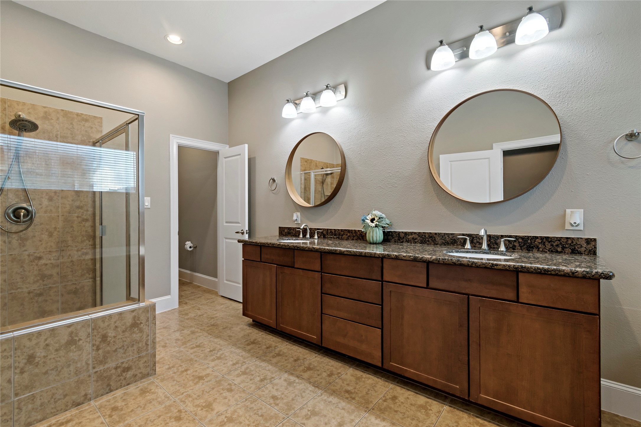 808 Paige Street Houston, TX 77003 - Photo 11 of 23 This elegant primary bath offers a luxurious escape with its walk-in shower and rejuvenating jacuzzi tub, perfect for unwinding in style.