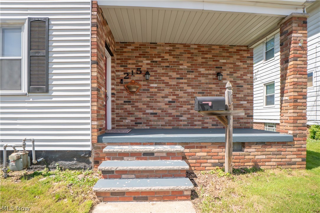 215 8th Street Southwest Massillon, OH 44647 - Photo 2 of 32