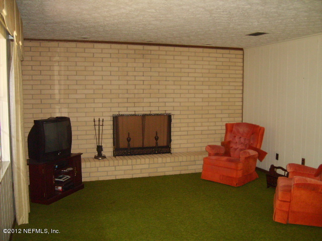 35119 Braddock Road Callahan, FL 32011 - Photo 9 of 19 Family Room with brick fireplace
