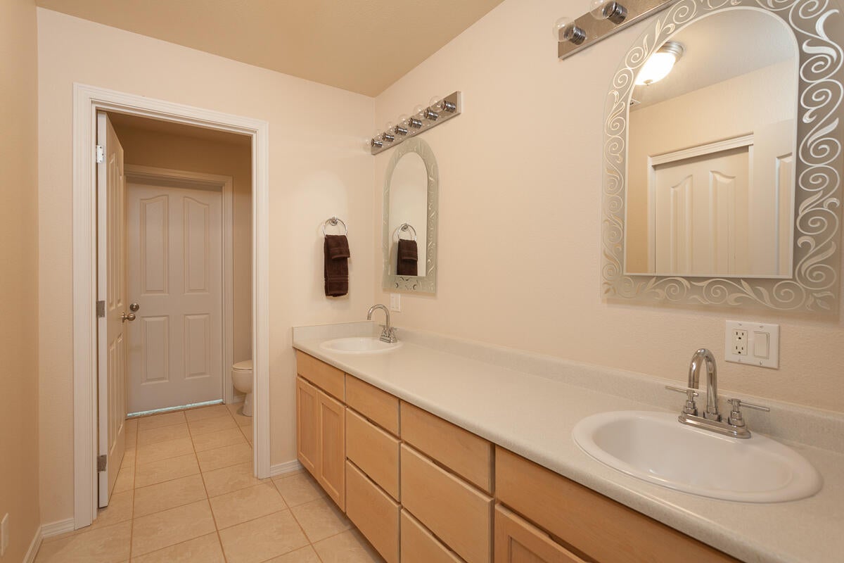 646 Raven Road Central Point, OR 97502 - Photo 59 of 74 Guest Bath