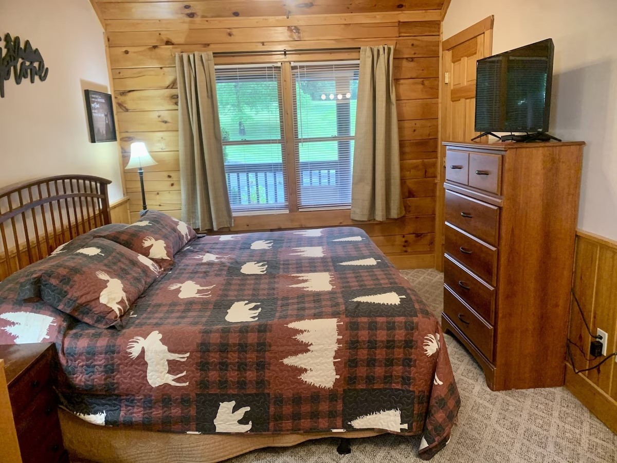 839 Golf View Boulevard Sevierville, TN 37863 - Photo 4 of 8 a bedroom with a bed and flat screen tv