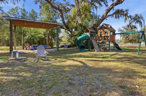 a view of a backyard