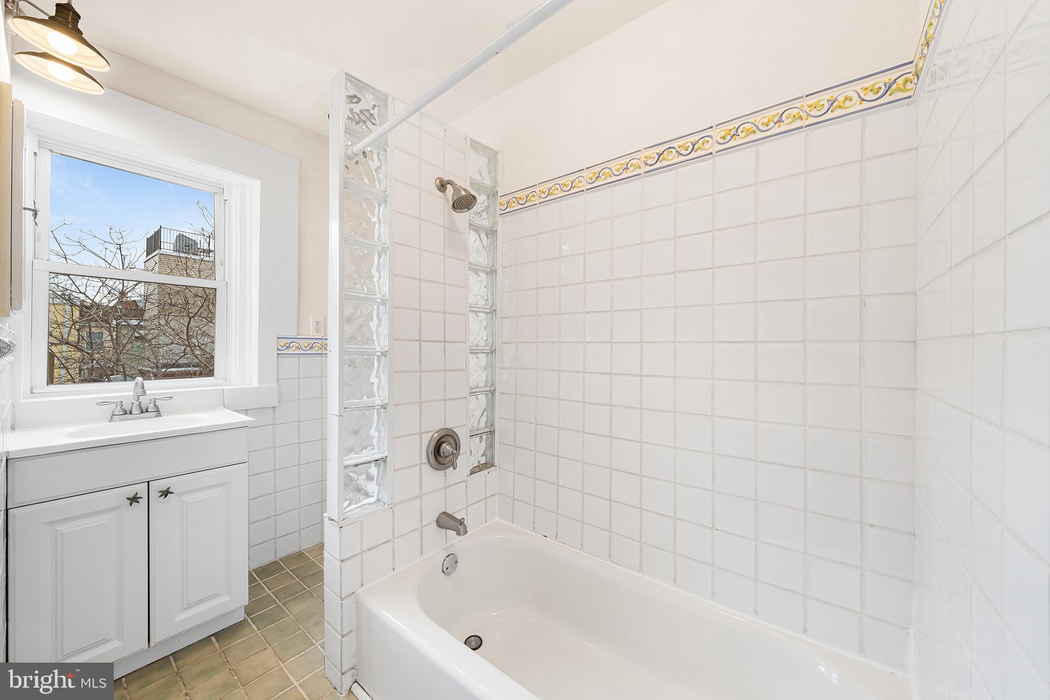 429 West George Street Philadelphia, PA 19123 - Photo 14 of 23 Full bathroom