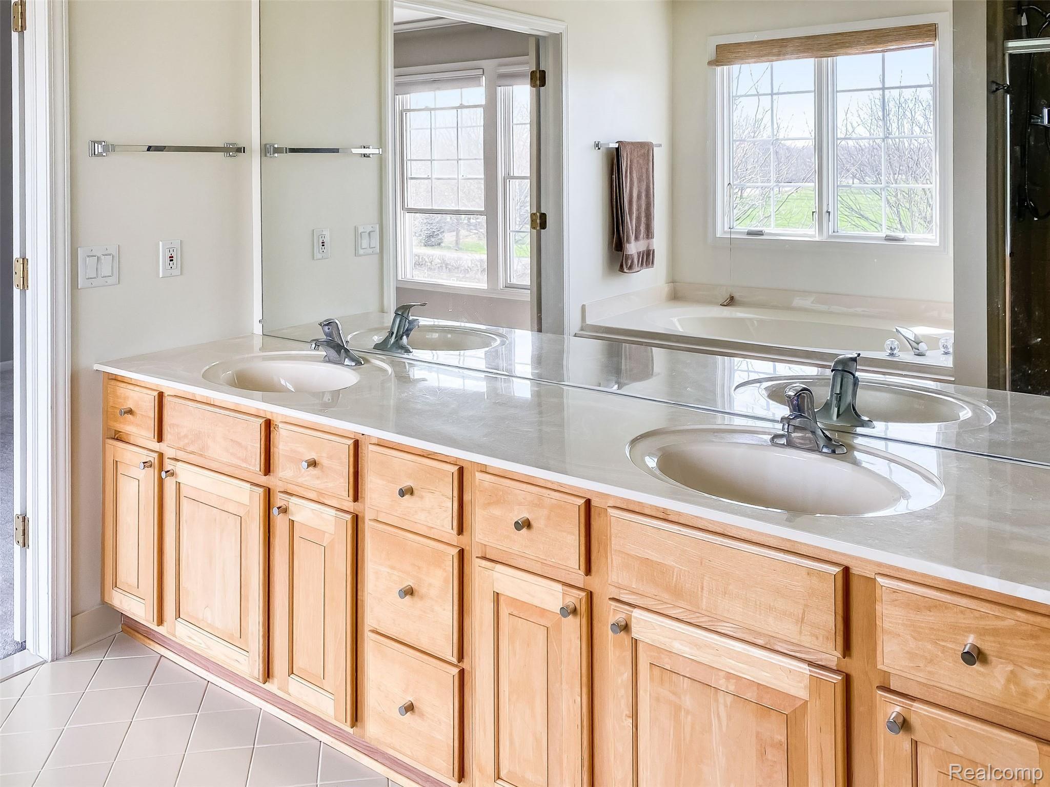 632 Bliss Drive Rochester, MI 48307 - Photo 23 of 41 master bath 3-2.jpg