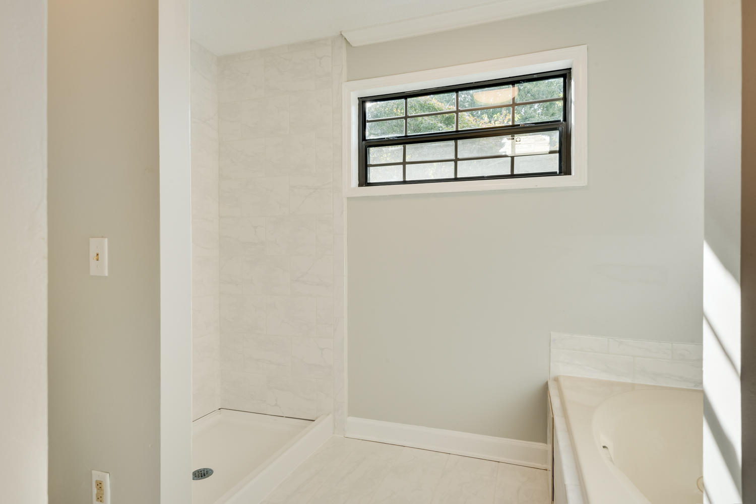 608 Swansons Ridge Road Chattanooga, TN 37421 - Photo 17 of 36 Master Bath Shower and Tub
