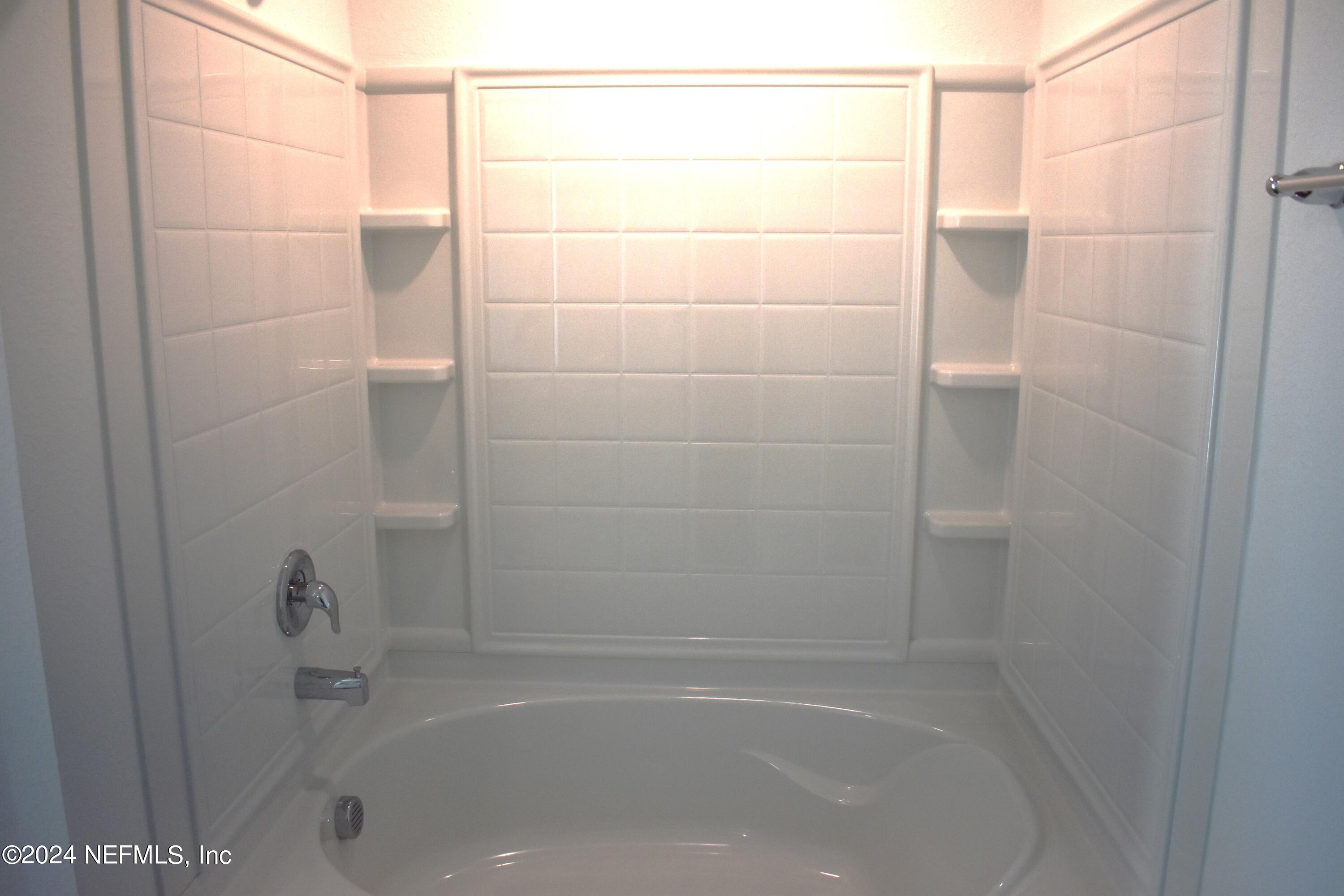 12725 European Beech Road Jacksonville, FL 32218 - Photo 19 of 36 a bathroom with a bathtub