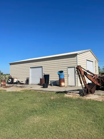 a view of a house with backyard