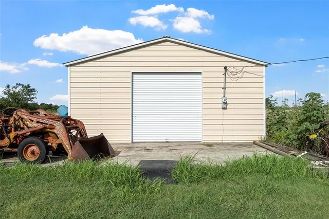 a view of a house with backyard