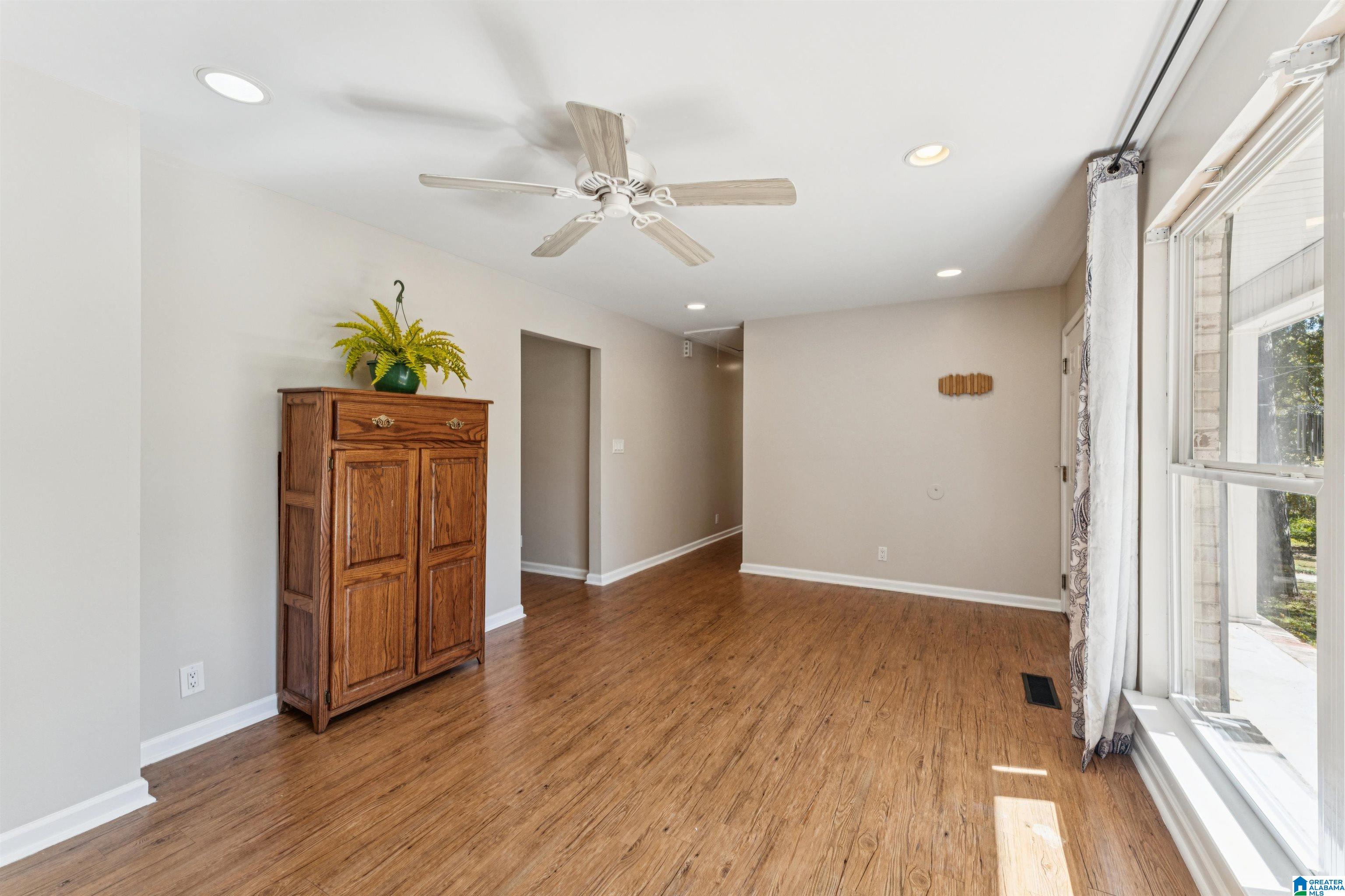 1238 Bennett Drive Alabaster, AL 35007 - Photo 5 of 43