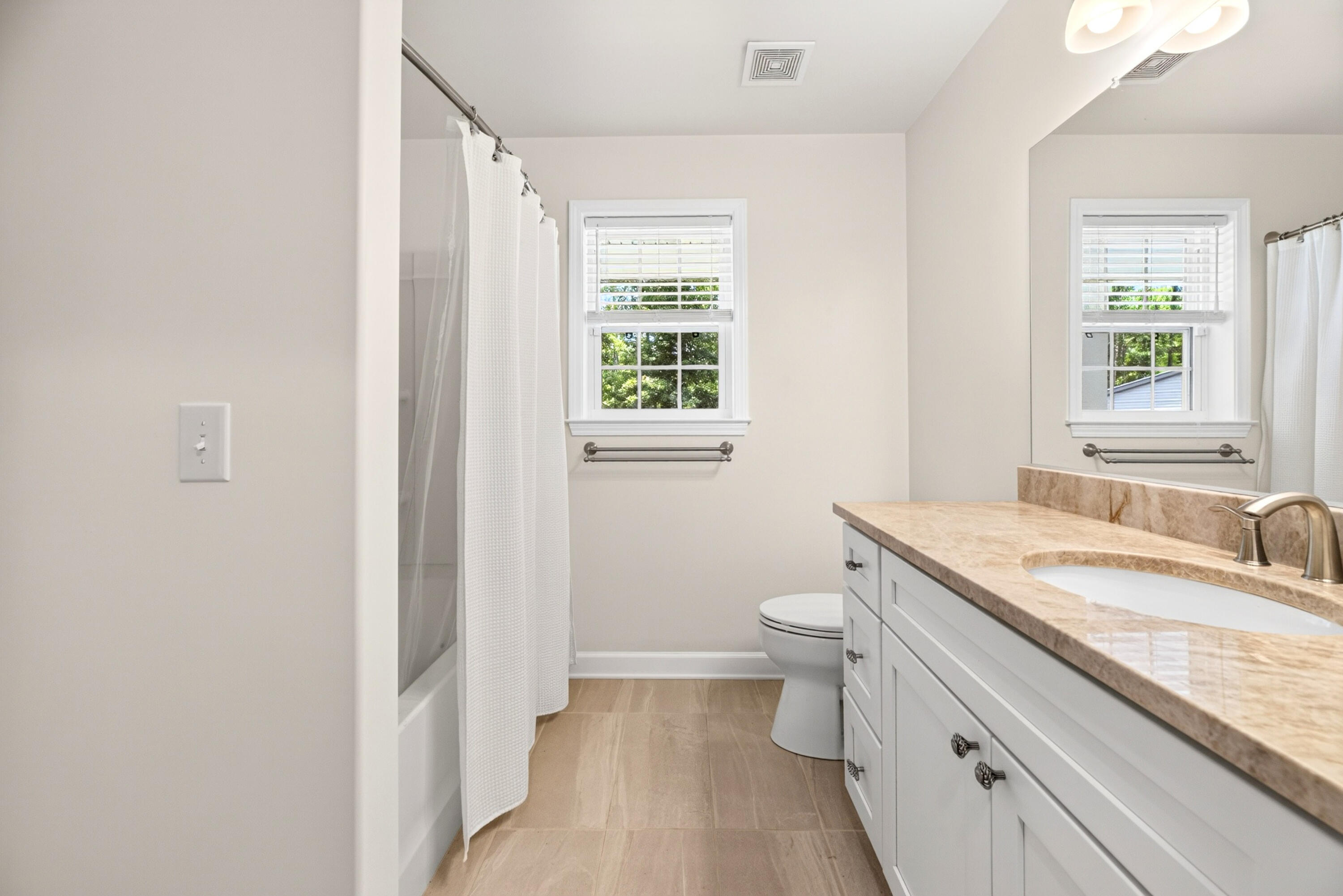 315 Griffith Lane Elloree, SC 29047 - Photo 30 of 40 Guest Bath with Tub & Shower