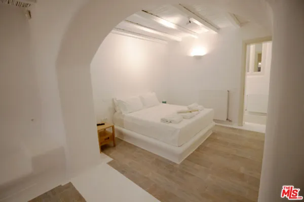 a view of backyard and floor