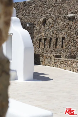 a view of utility room