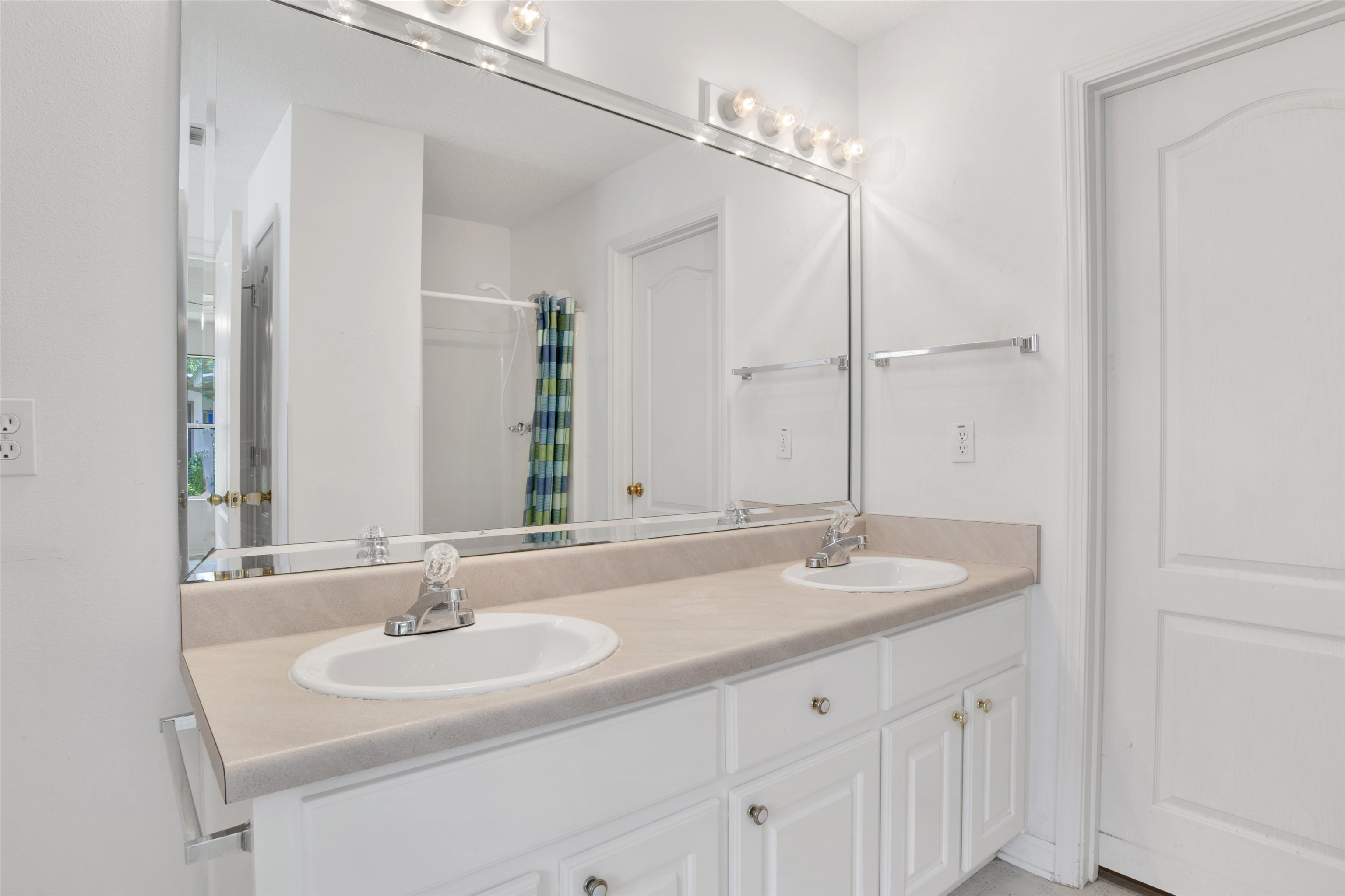2572 Manuel Drive Lillian, AL 36549 - Photo 19 of 40 Bathroom