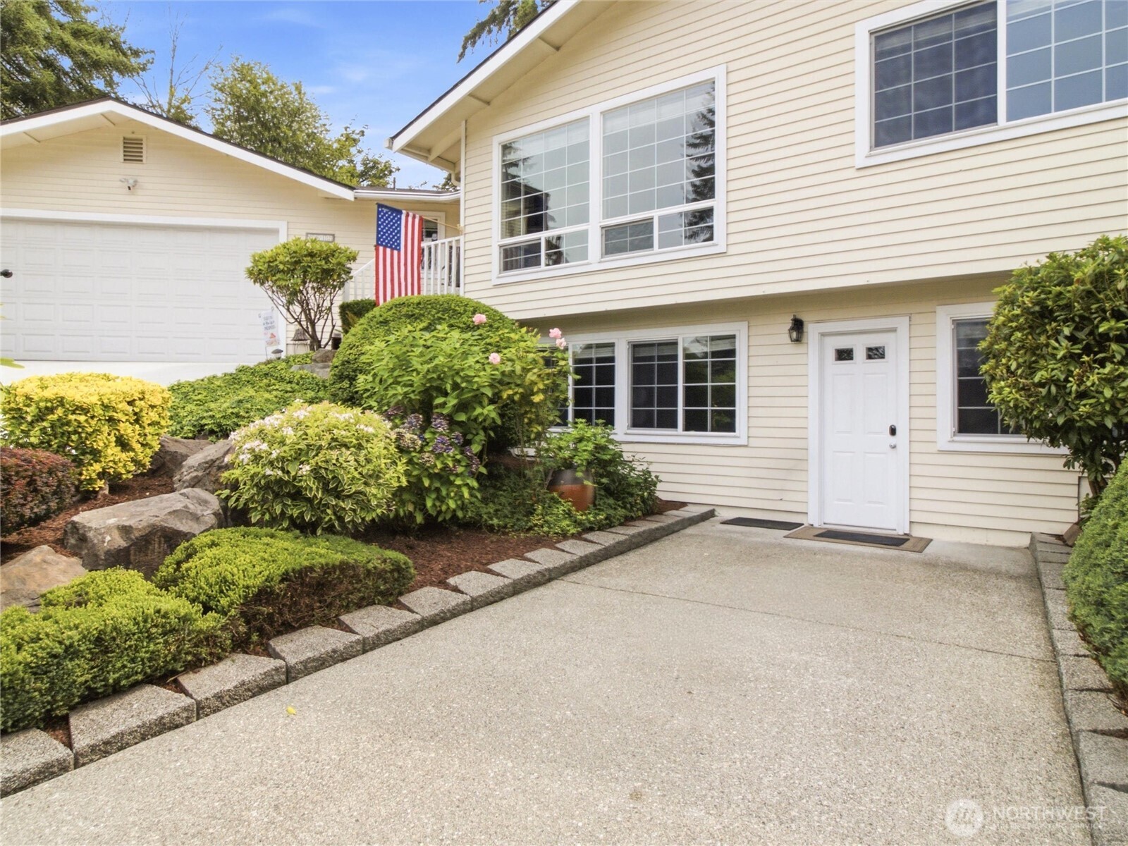 2012 Lincoln Circle Southeast Renton, WA 98055 - Photo 2 of 34 Gallery Image 2