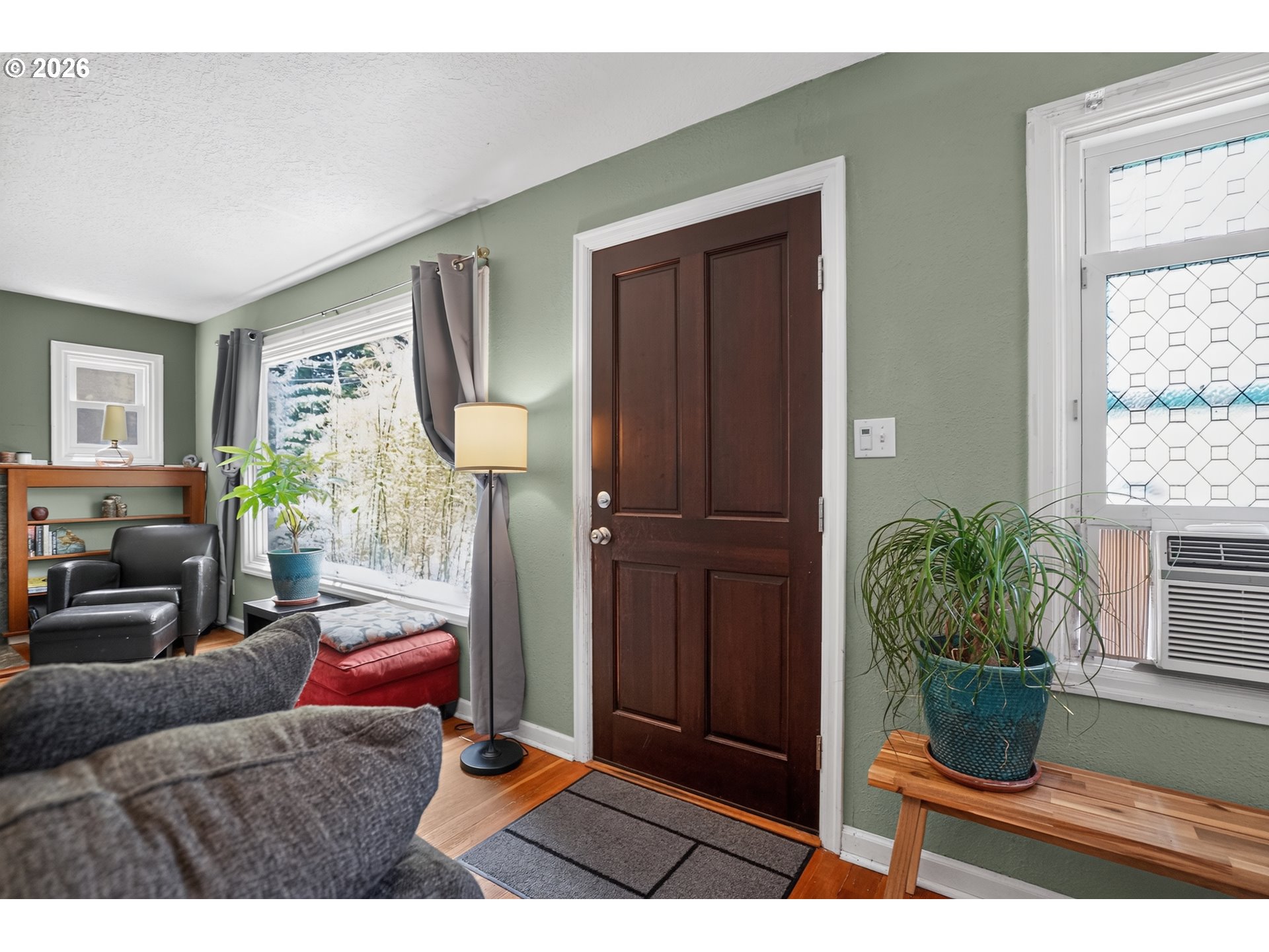 8326 Southwest 57th Avenue Portland, OR 97219 - Photo 5 of 28 Entrance/Foyer