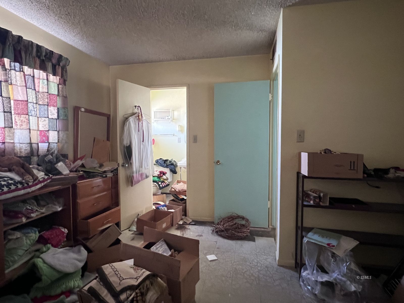 409 West Perdew Avenue Ridgecrest, CA 93555 - Photo 13 of 19 a room with furniture and a window