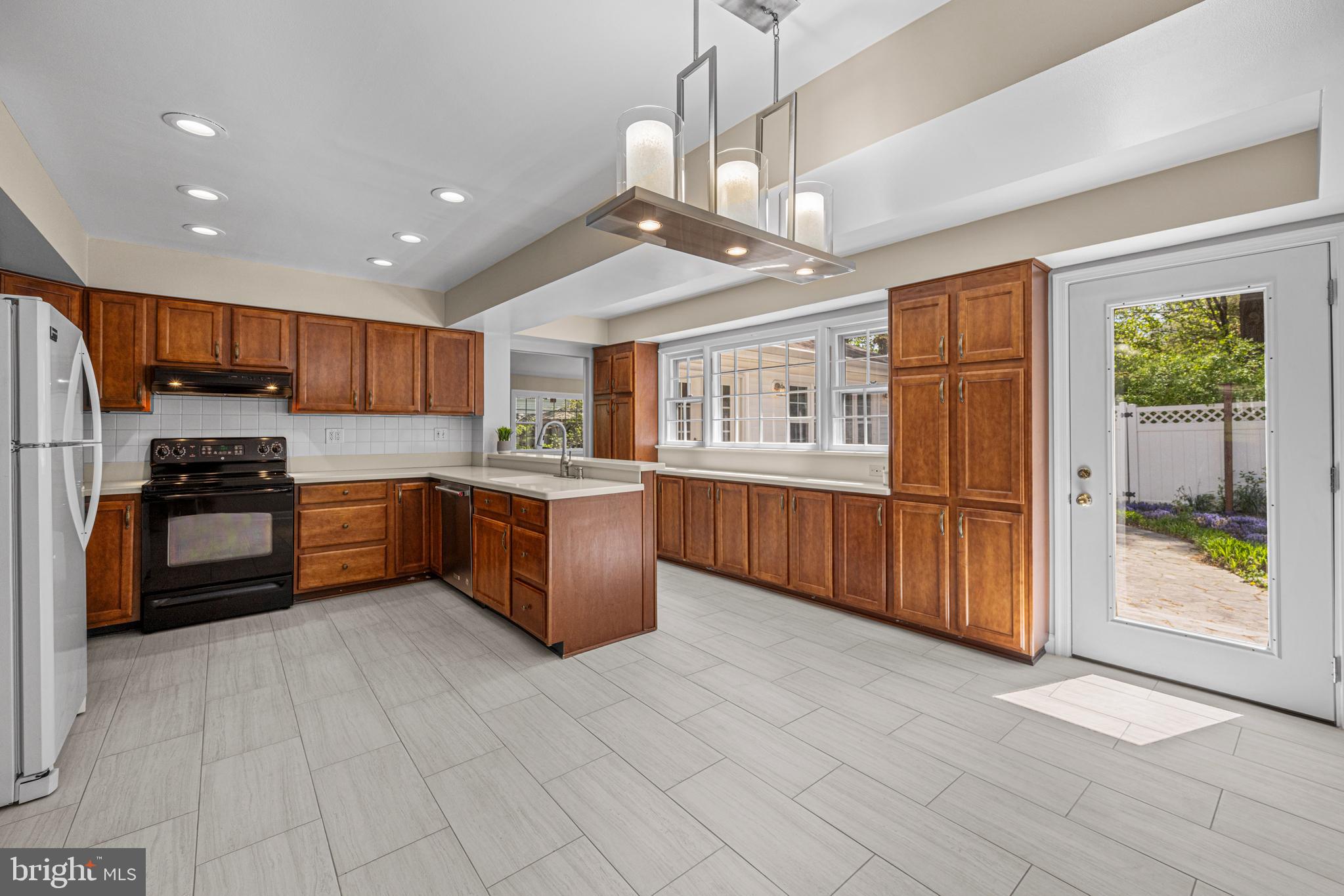 12403 Cedarbrook Lane Laurel, MD 20708 - Photo 13 of 59 Eat-in Kitchen