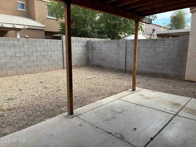 a view of a backyard