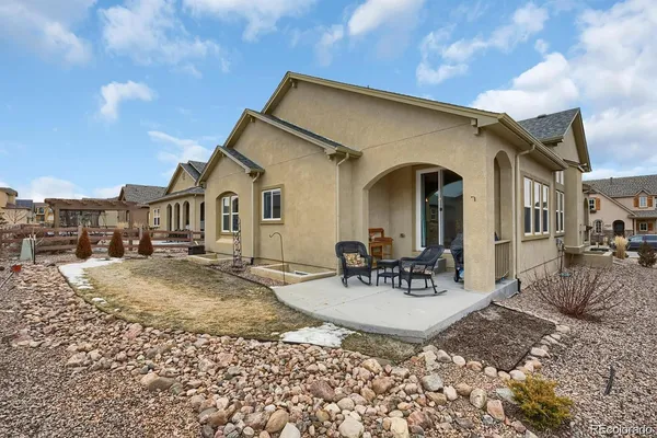 a view of a house with backyard
