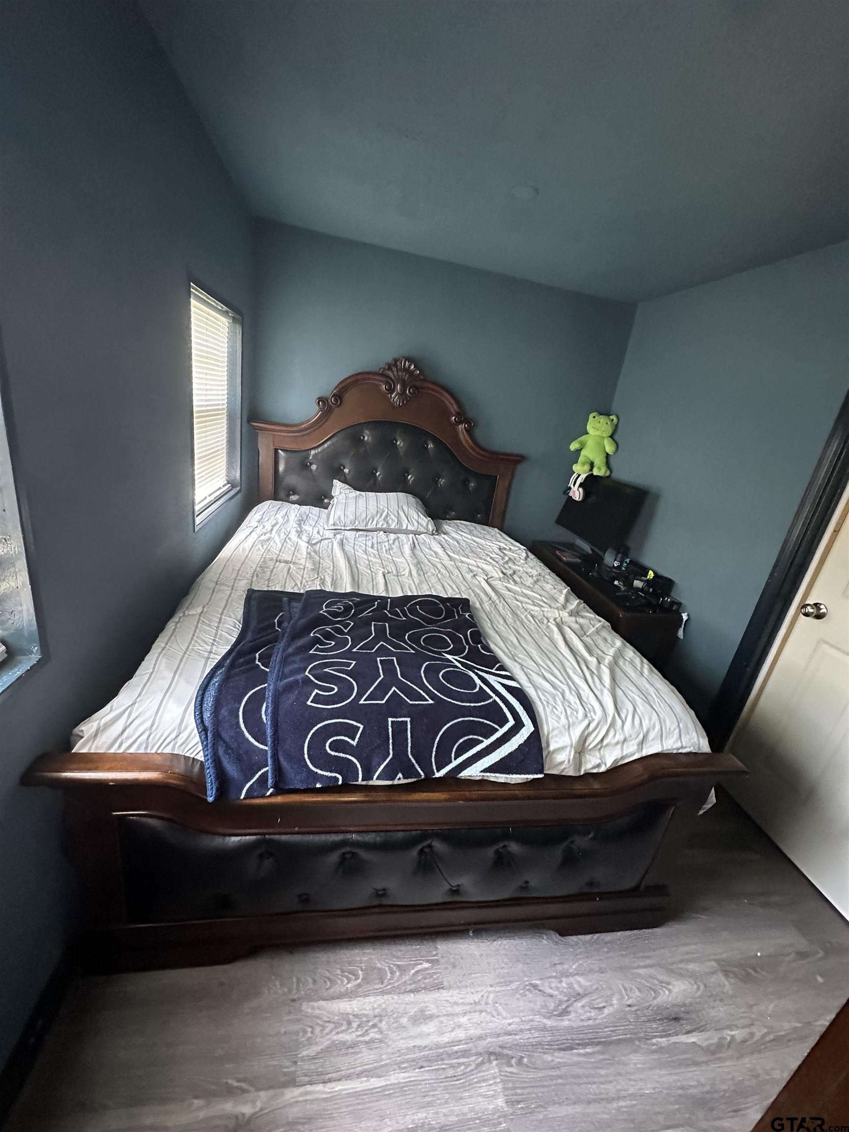 22530 Trailwood Road Flint, TX 75762 - Photo 5 of 8 a bedroom with a bed and window