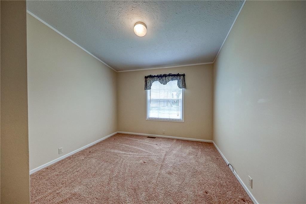 89 Delaware Drive Cheswick, PA 15024 - Photo 14 of 20 an empty room with a window