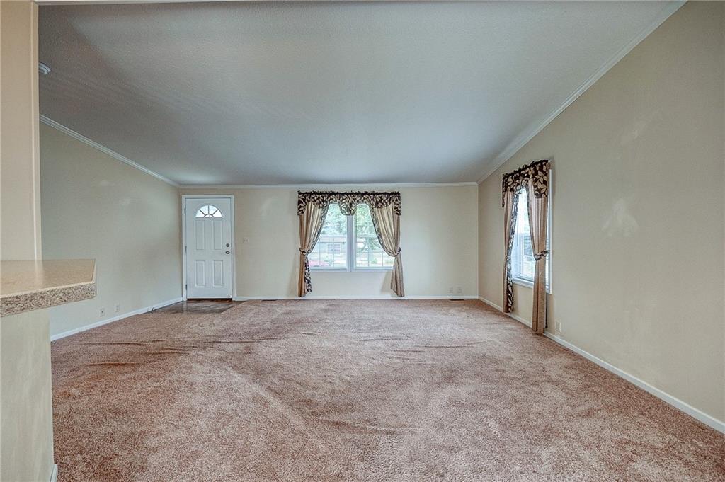 89 Delaware Drive Cheswick, PA 15024 - Photo 2 of 20 an empty room with windows and closet