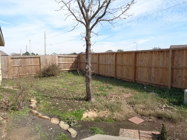 a view of a backyard