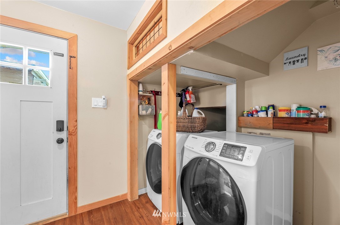 2890 East Badger Road Everson, WA 98247 - Photo 25 of 38 a utility room with dryer and washer