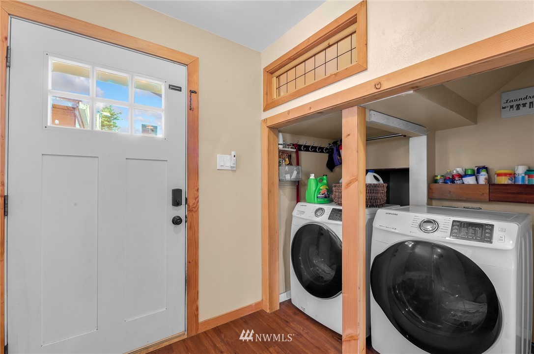 2890 East Badger Road Everson, WA 98247 - Photo 26 of 38 a view of living room with washer and dryer