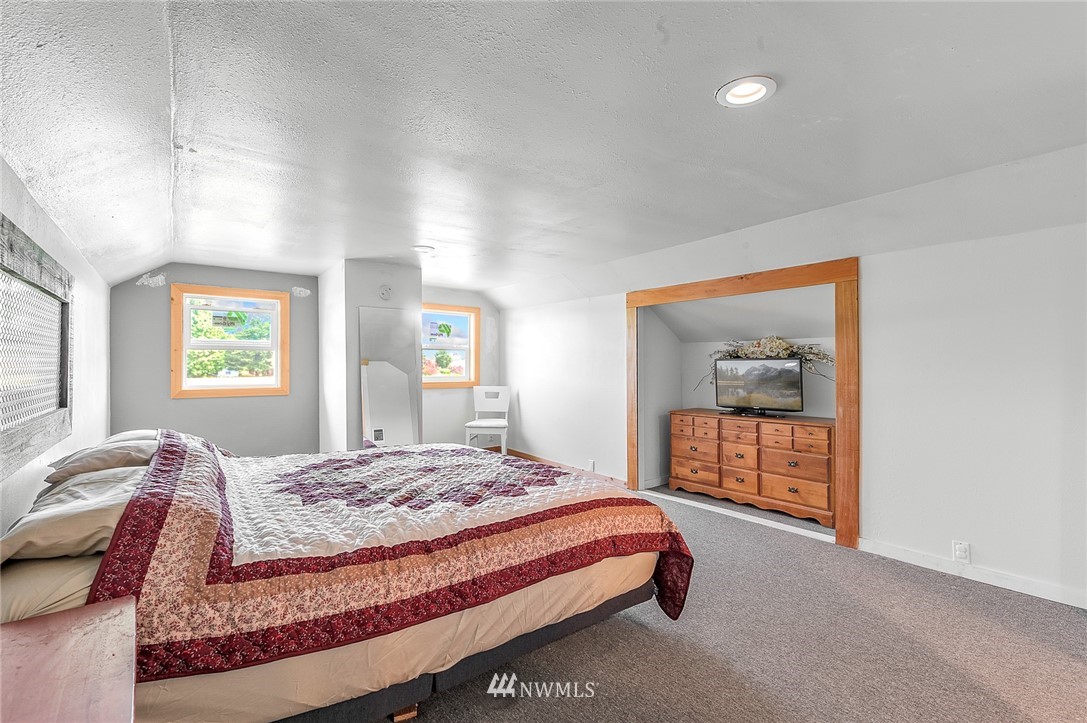 2890 East Badger Road Everson, WA 98247 - Photo 31 of 38 a bedroom with a bed and a dresser